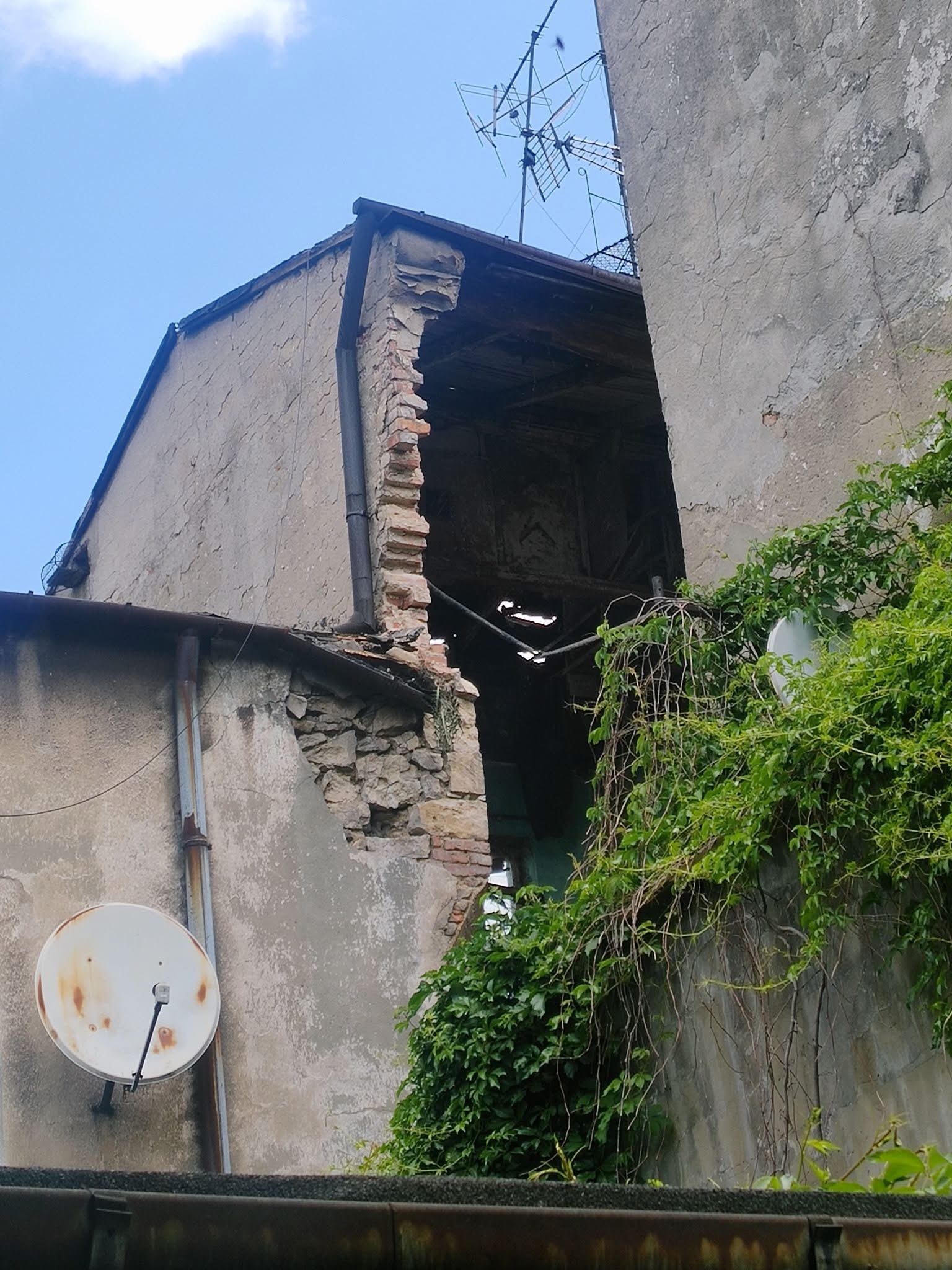 Zawalił się pustostan przy Targowej. Trwa akcja ratunkowa