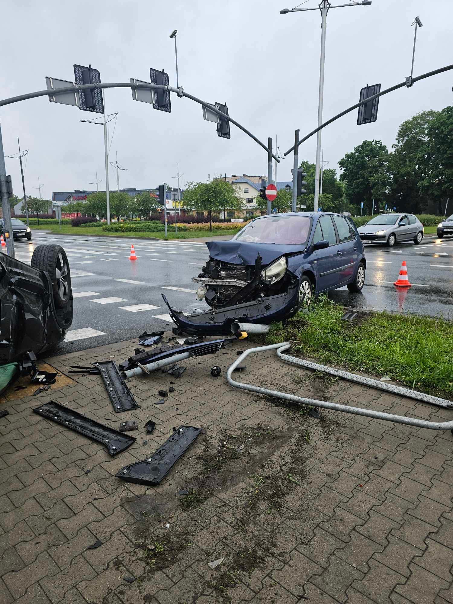 Zderzenie na Rondzie Trzech Krzyży. Jeden z pojazdów dachował [ZDJĘCIA]