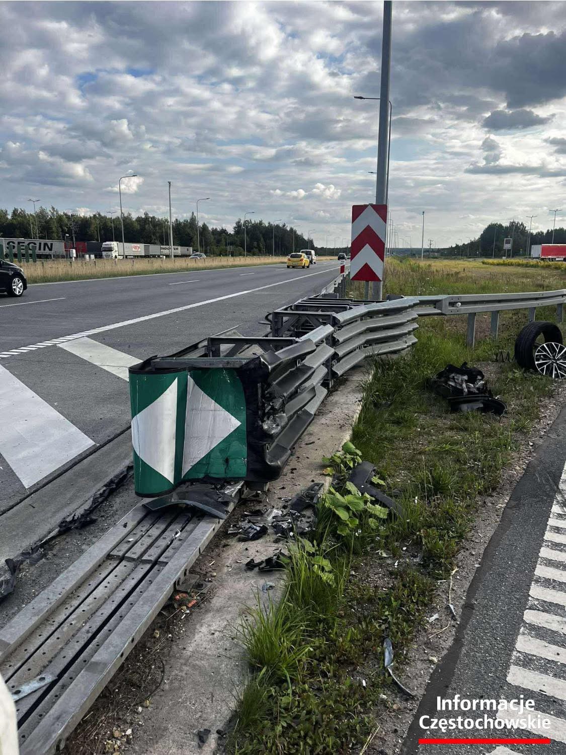 Utrudnienia na A1 w rejonie Częstochowy. Samochód osobowy uderzył w barierki