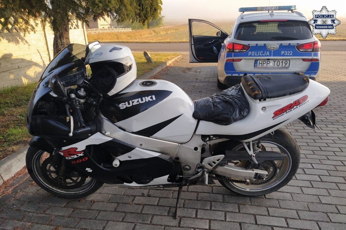 Niesprawnym motocyklem i bez uprawnień