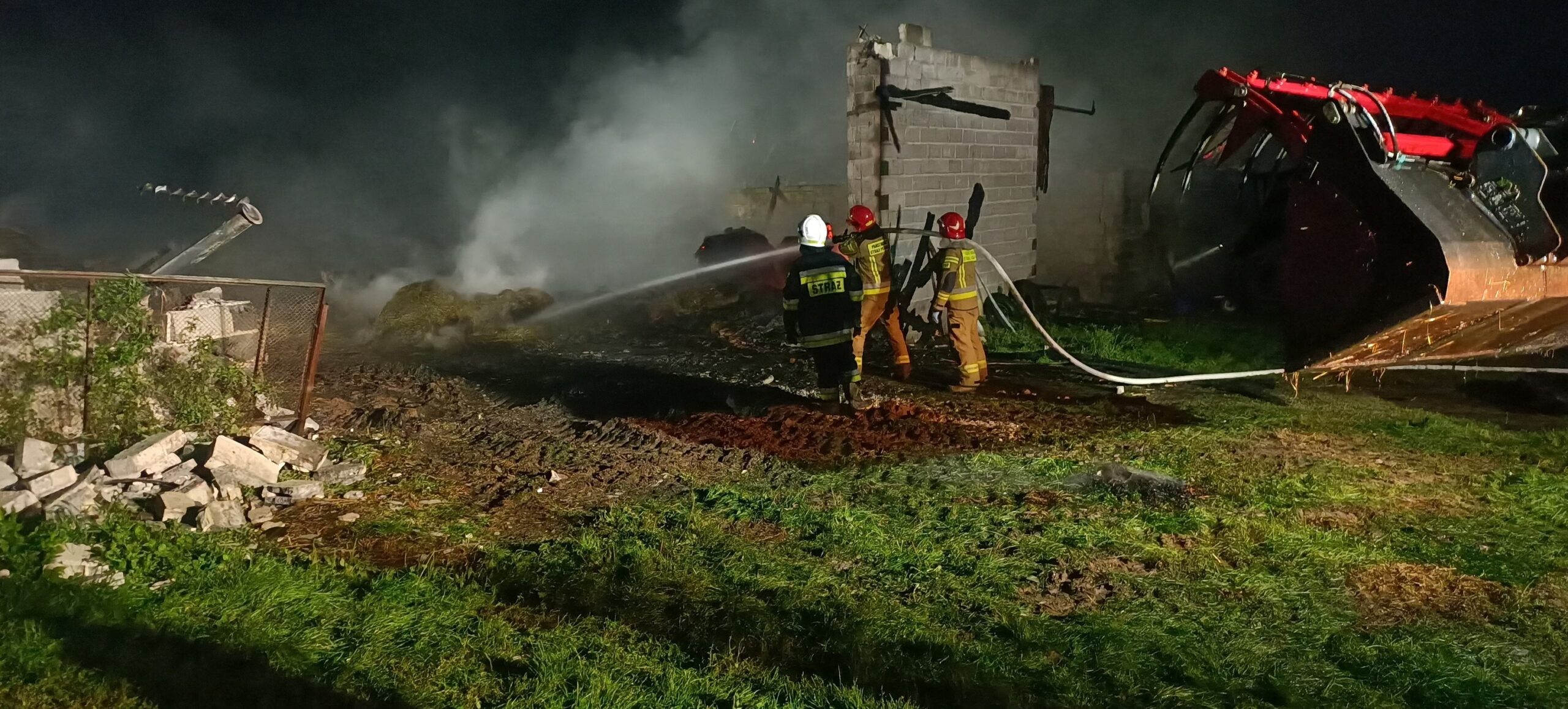 Pożar stodoły, straż na miejscu