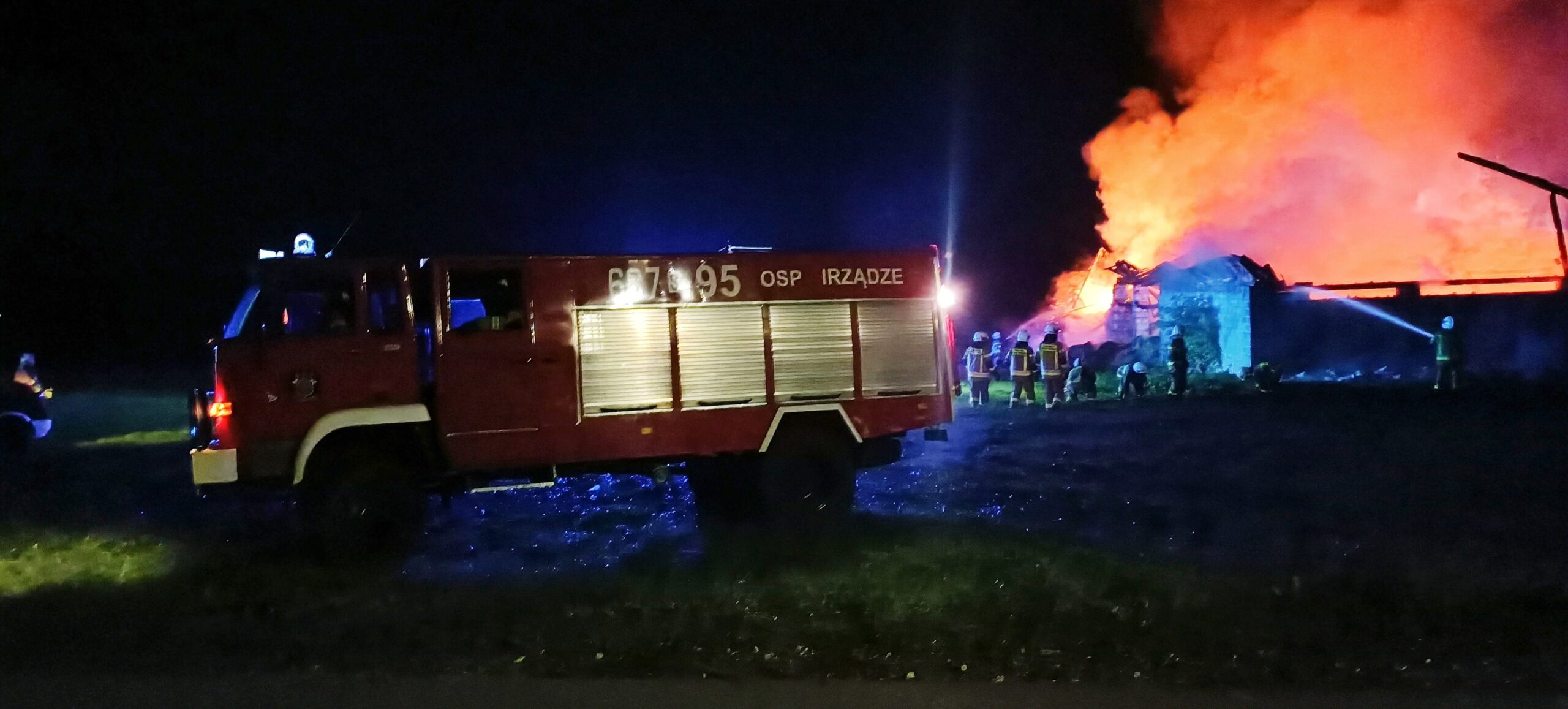 Pożar stodoły, straż na miejscu