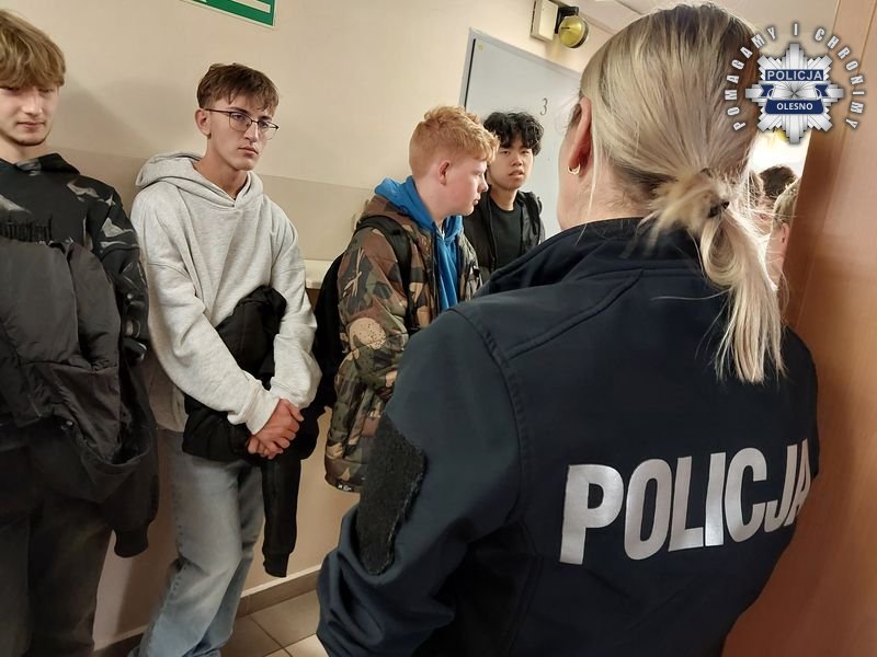 Młodzież z Olesna poznaje tajniki pracy policji