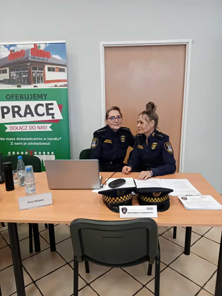 Strażniczki miejskie na Targach Pracy w Częstochowie