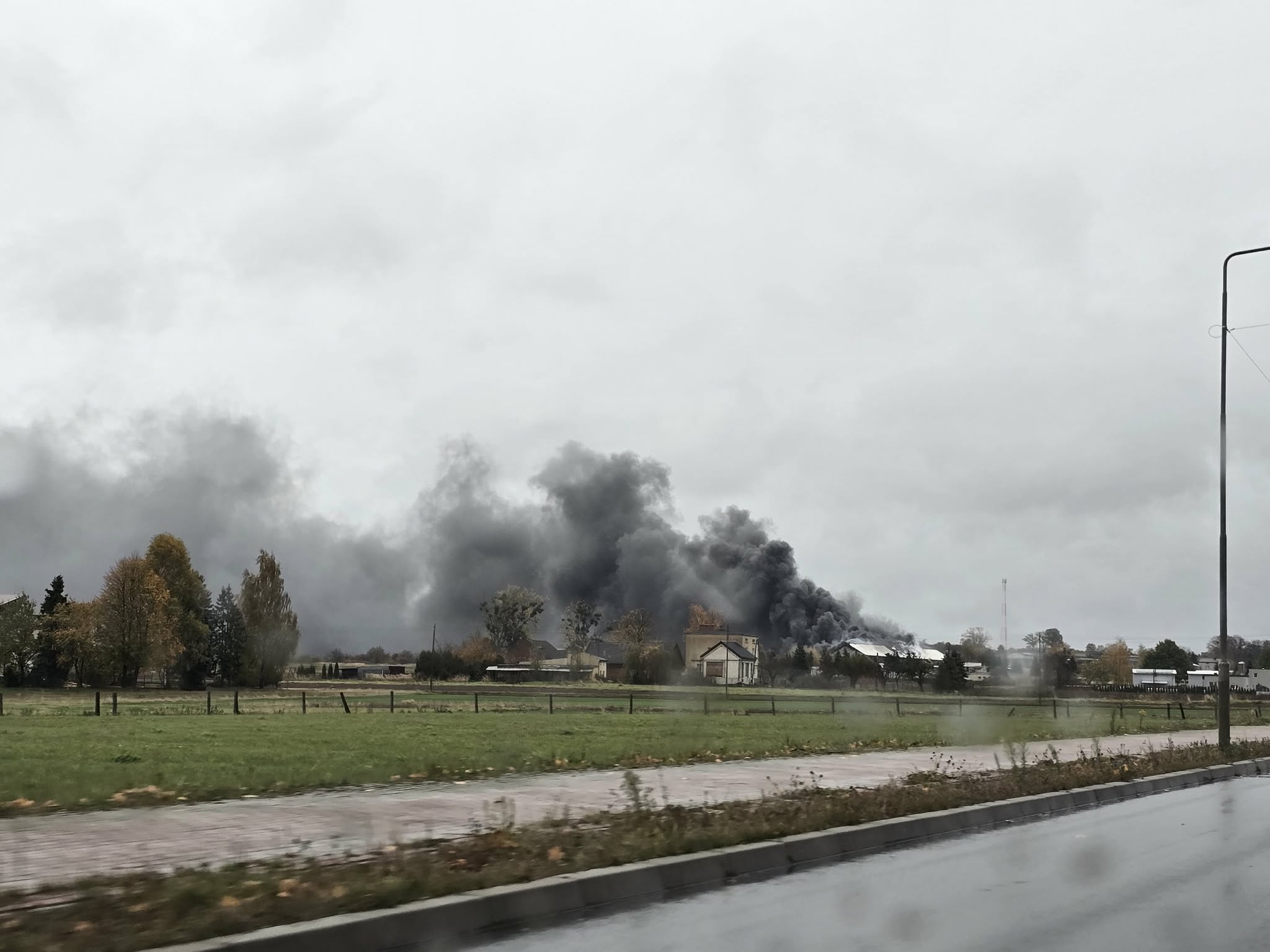 Duży pożar hali w Sadowie [ZDJĘCIA]