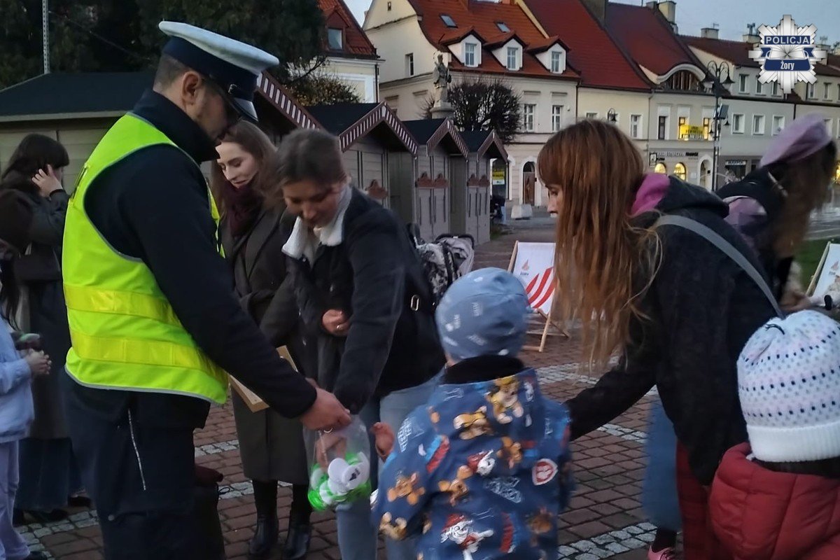 Policjanci z Żor promują bezpieczeństwo na drodze poprzez wspólne czytanie