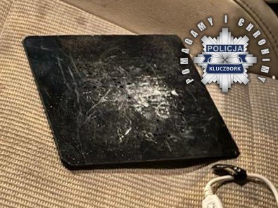 Pod wpływem narkotyków uderzył w drzewo – świadek wezwał Policję