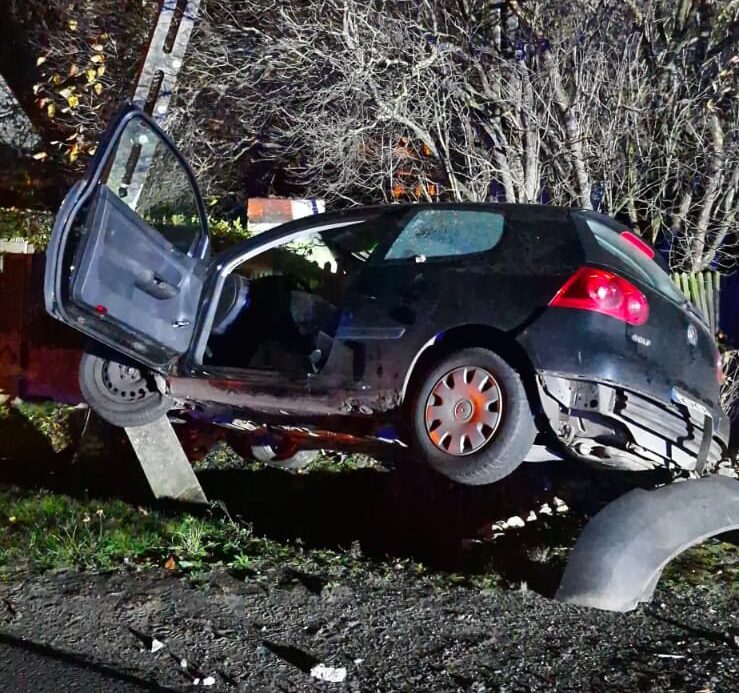 Chocianowice: auto uderzyło w słupy energetyczne