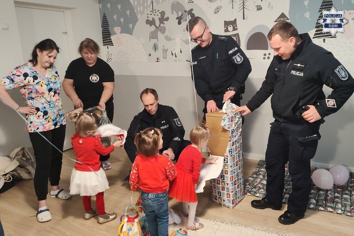 Mundurowi z Częstochowy z wizytą u dzieci
