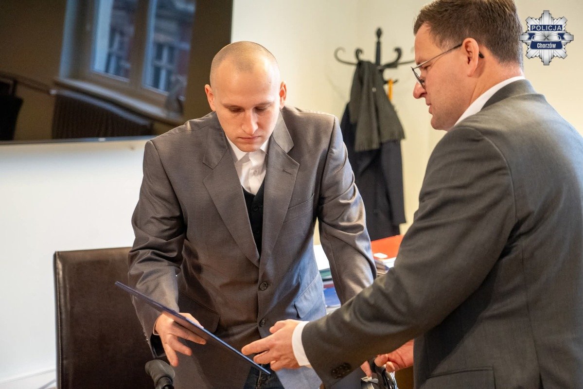 Bohaterowie z Chorzowa: Policjanci uratowali mieszkańców z płonącego budynku