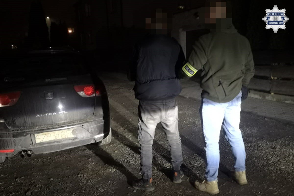 Kartonowa tablica i potrójny zakaz