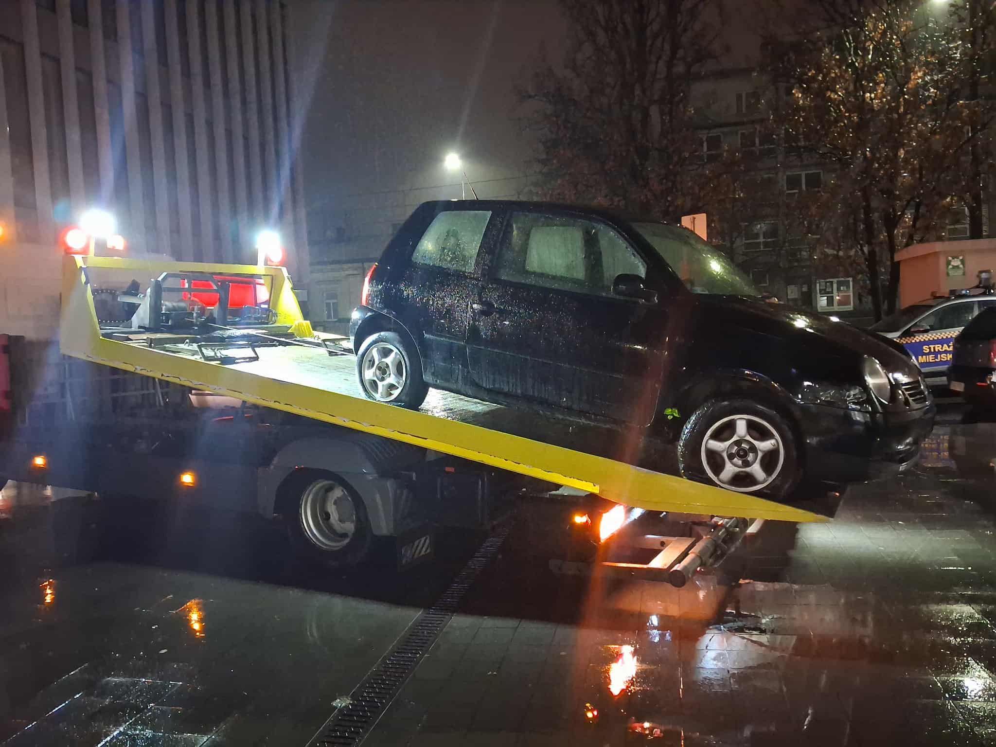 Straż Miejska usuwa wraki aut z ulic Częstochowy