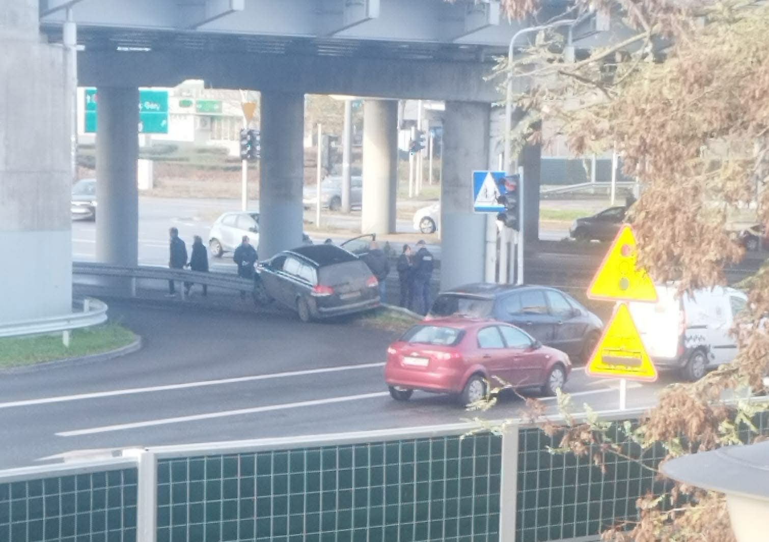 Pijany kierowca opla wylądował na barierce pod estakadą