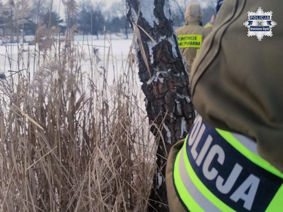 Samochód zatopiony w zamarzniętym zbiorniku