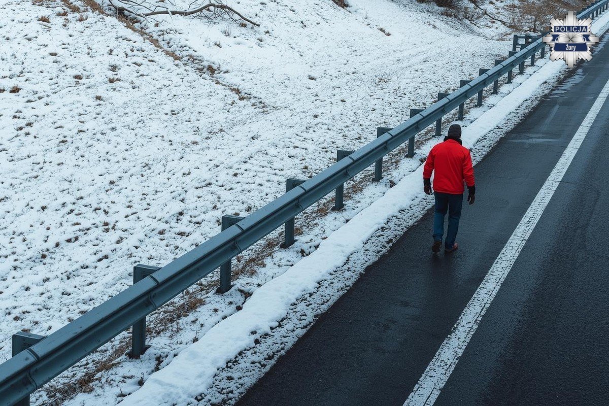 Pieszy na autostradzie zatrzymany w zimowych warunkach