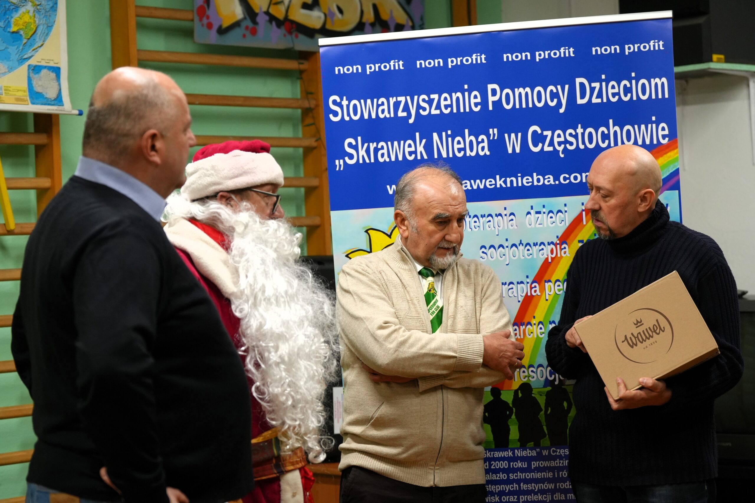 Sportowcy z Częstochowy odwiedzili dzieci ze „Skrawka Nieba”