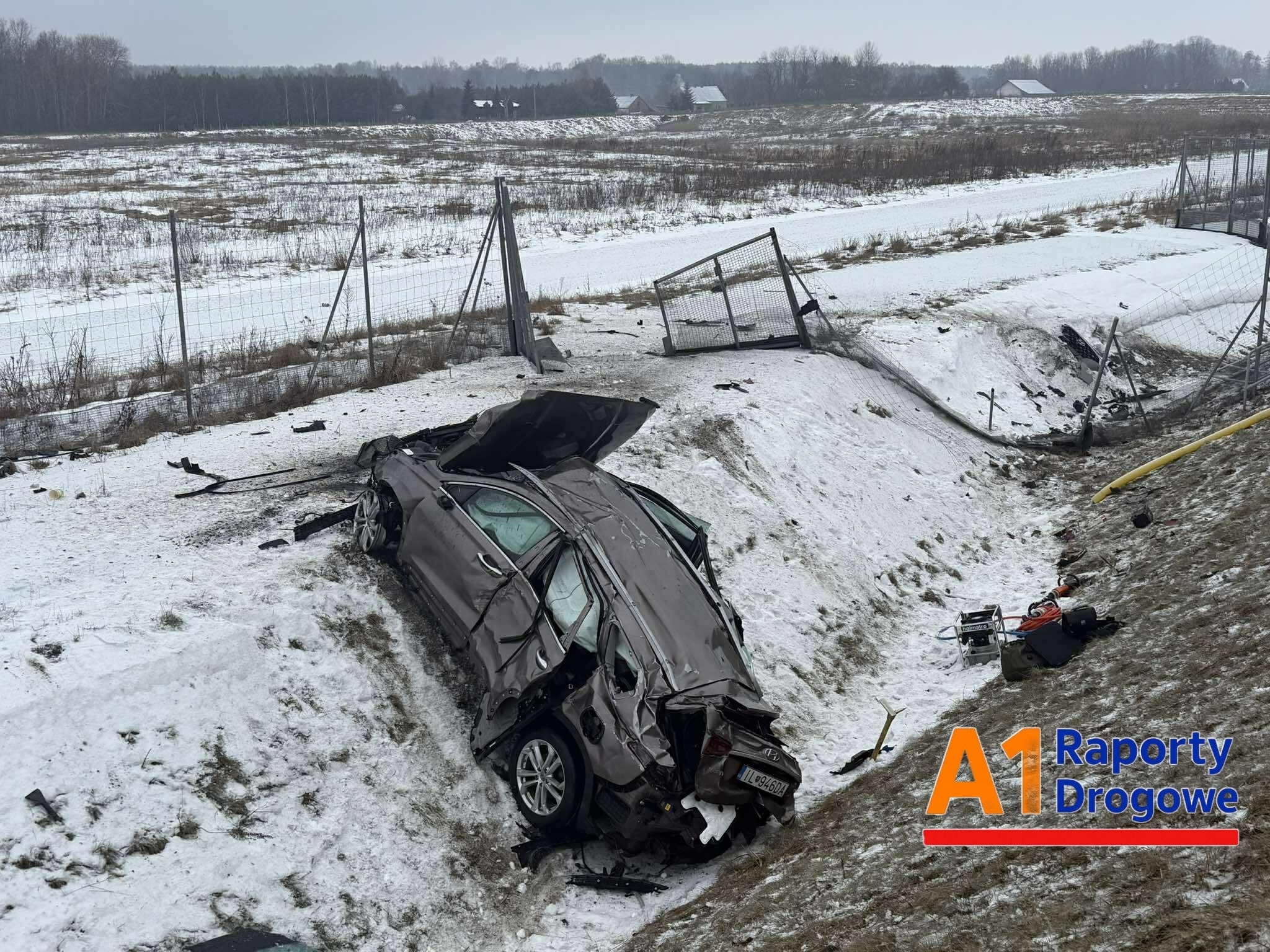 Wypadek na A1. Auto wypadło z drogi i koziołkowało