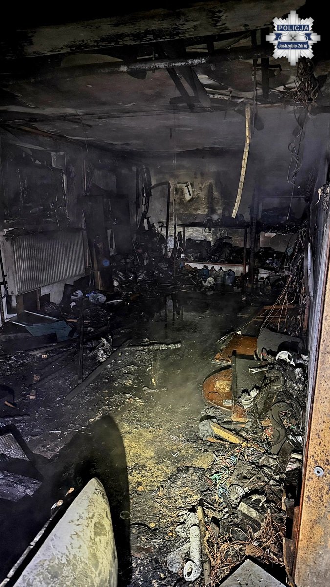 Policjanci ratują 9-latkę z płonącego domu