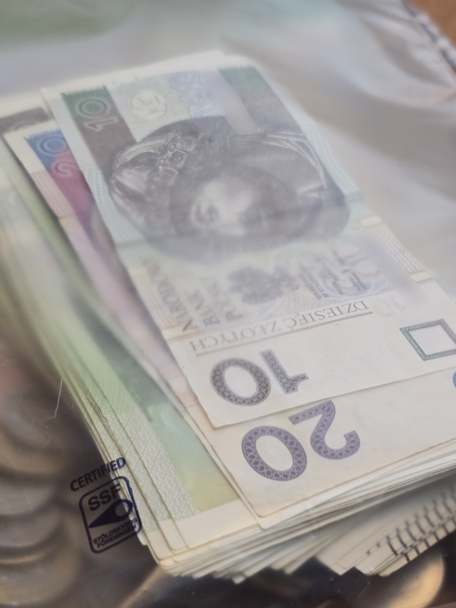 Policjant po służbie powstrzymuje uzbrojonego napastnika