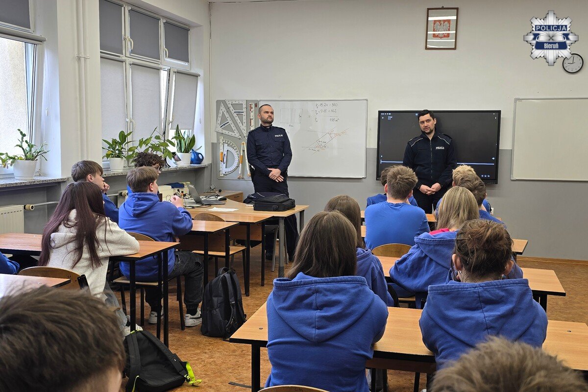 Bezpieczeństwo w sieci: Policjanci edukują młodzież
