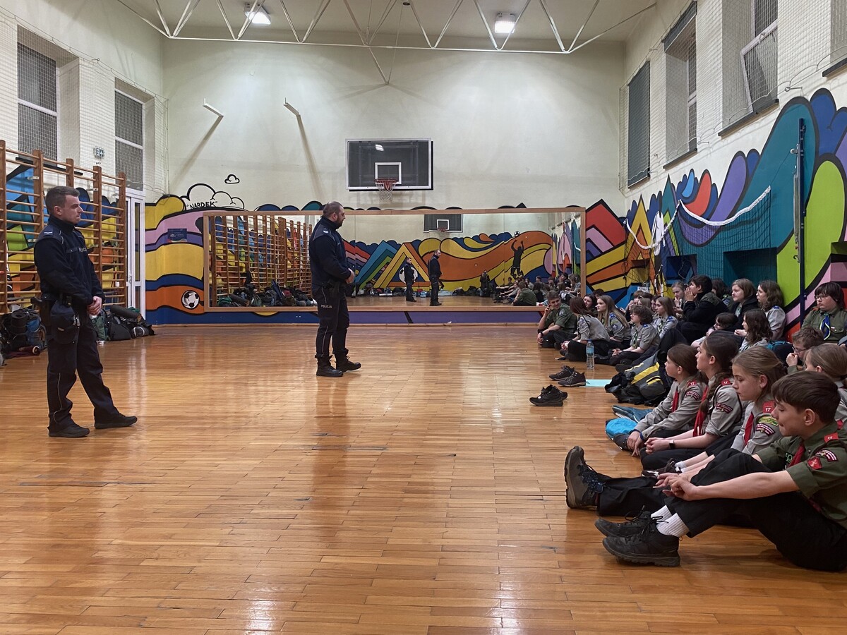 Bezpieczeństwo na rajdzie: Harcerze spotkali się z dzielnicowymi