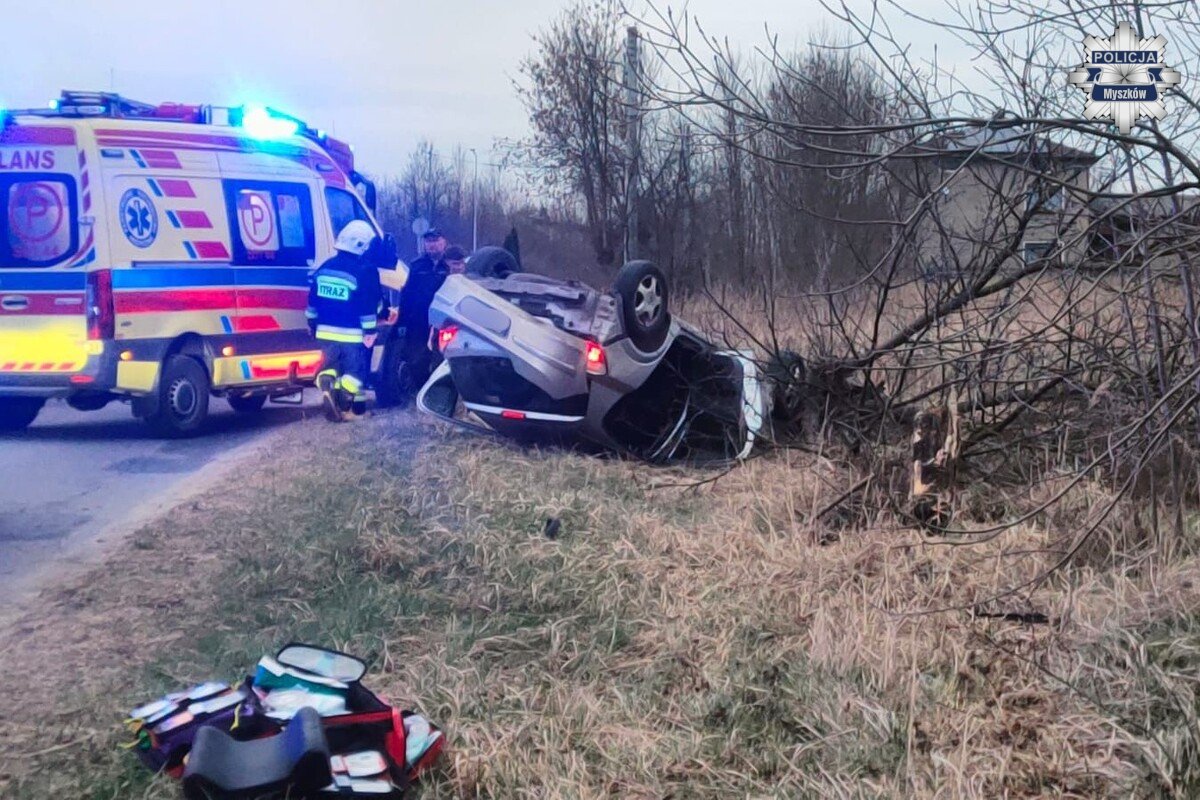 19-latek dachował samochodem w Mrzygłodzie. Pięć osób trafiło do szpitala