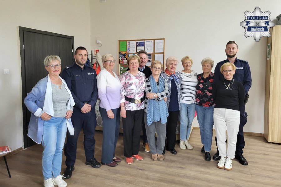 Dzielnicowi edukują seniorów w Porębie
