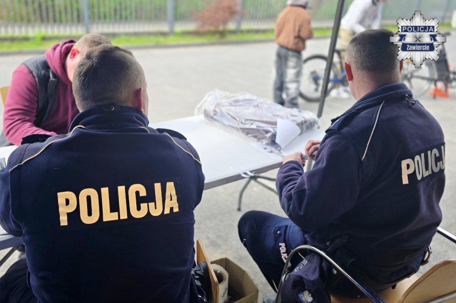 Zawierciańscy dzielnicowi rozpoczęli akcję znakowania rowerów