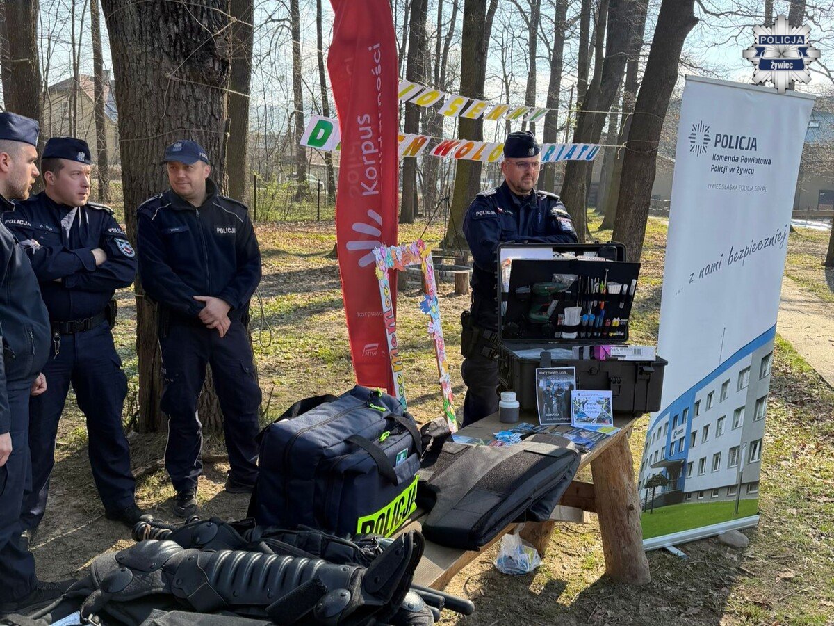 Policjanci z Żywca w akcji #PomocMaMoc