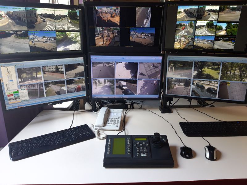 Nastolatek zabrał znak drogowy i wsiadł do autobusu