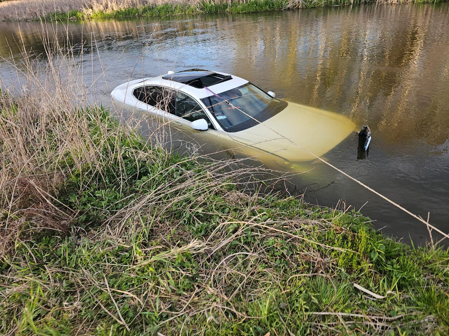 Samochód wpadł do Warty
