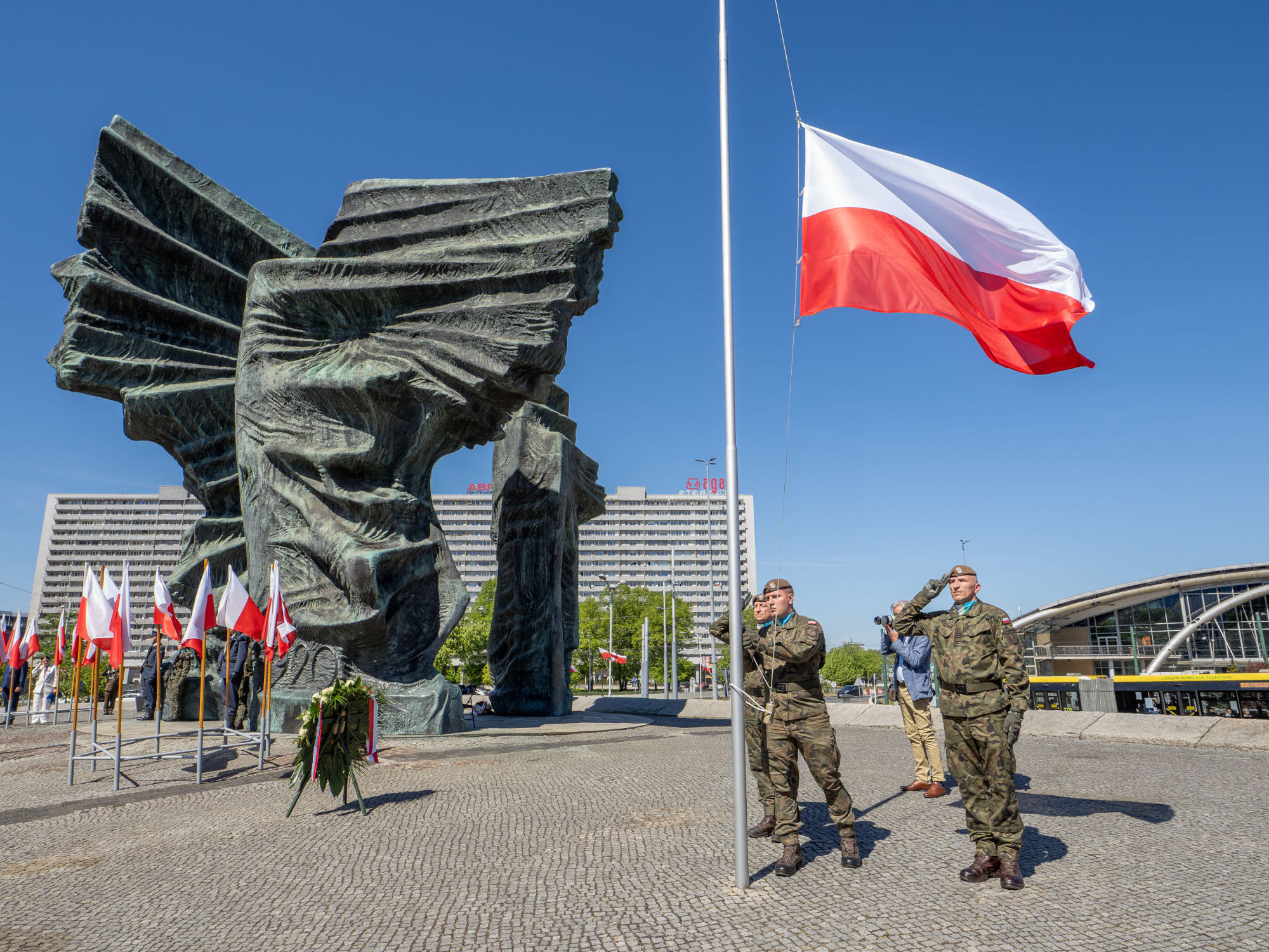 Mundurowi na rocznicowych obchodach w kilku miastach regionu