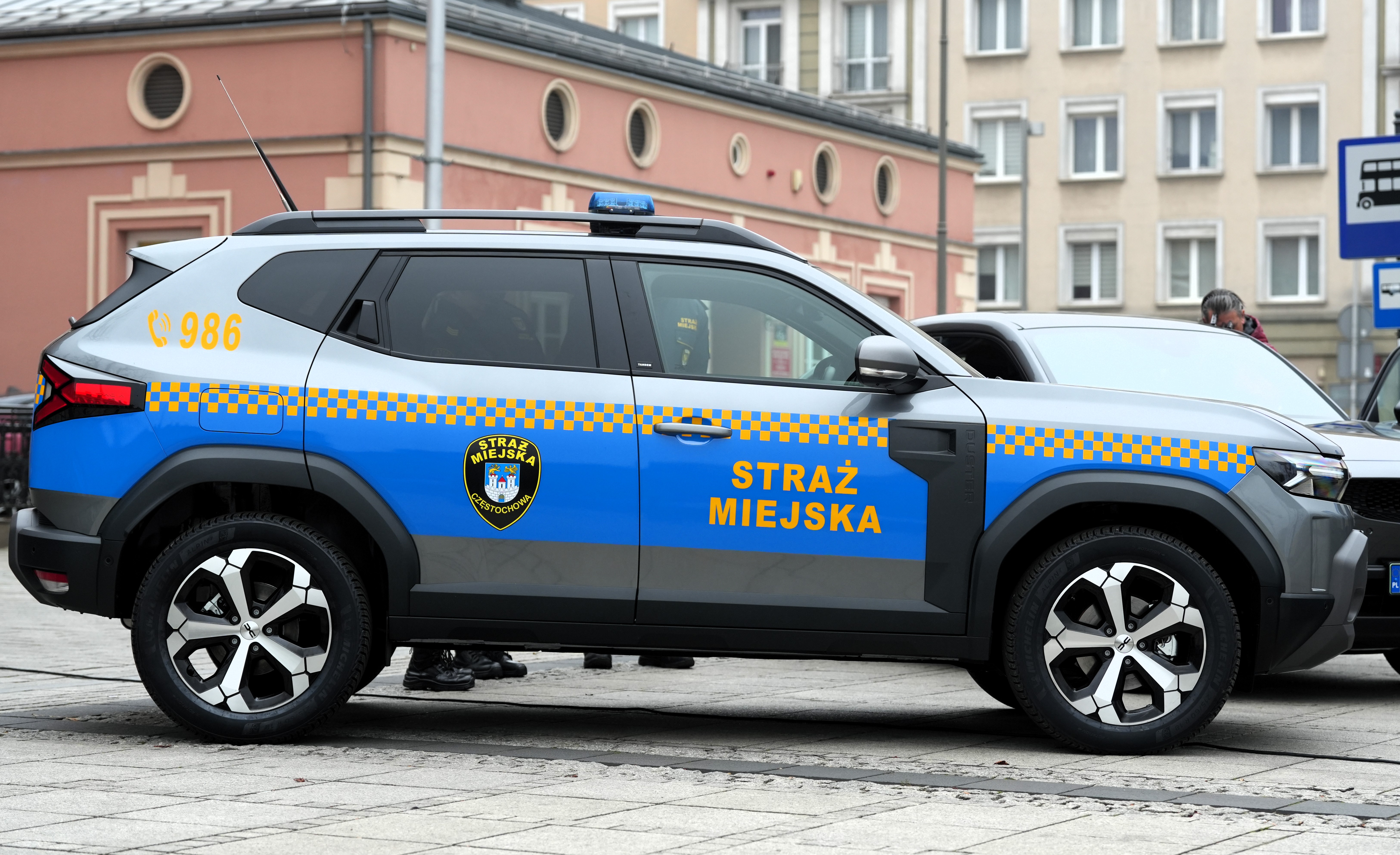 Nieletni z alkoholem na placu zabaw przy Perepeczki