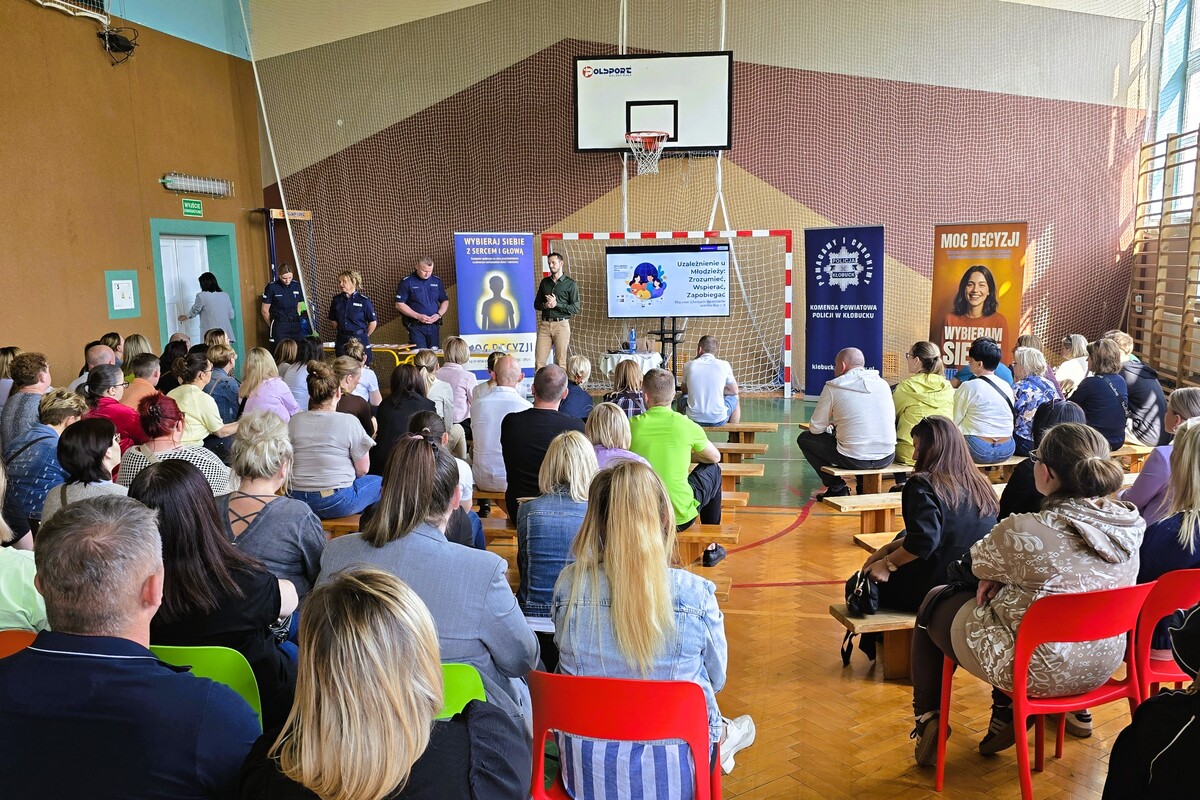 Dzielnicowy i terapeuta edukują o zagrożeniach narkotykowych