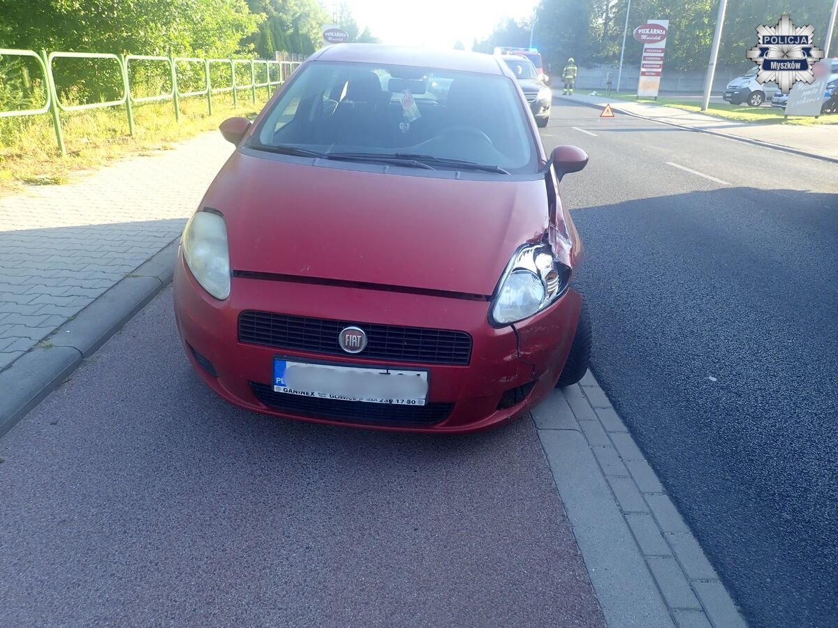 Groźny wypadek z udziałem samochodu osobowego i motocykla w Żarkach