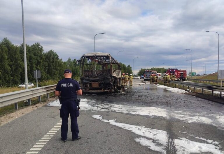 Pożar autokaru na zjeździe z autostrady A1. Pojazd całkowicie spłonął [WIDEO][ZDJĘCIA]
