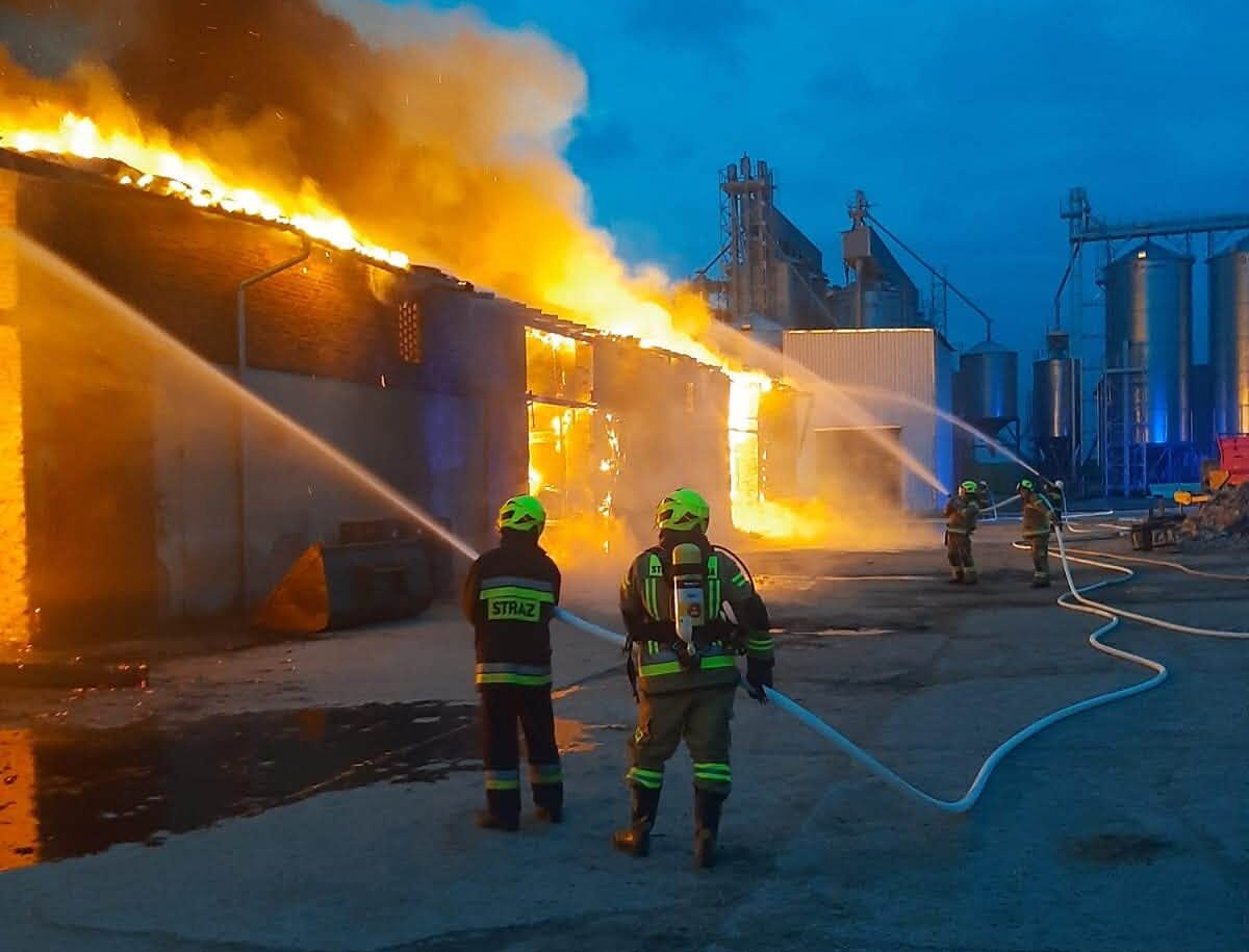 Pożar stodoły w Jamach. Z ogniem walczyło 19 zastępów straży pożarnej