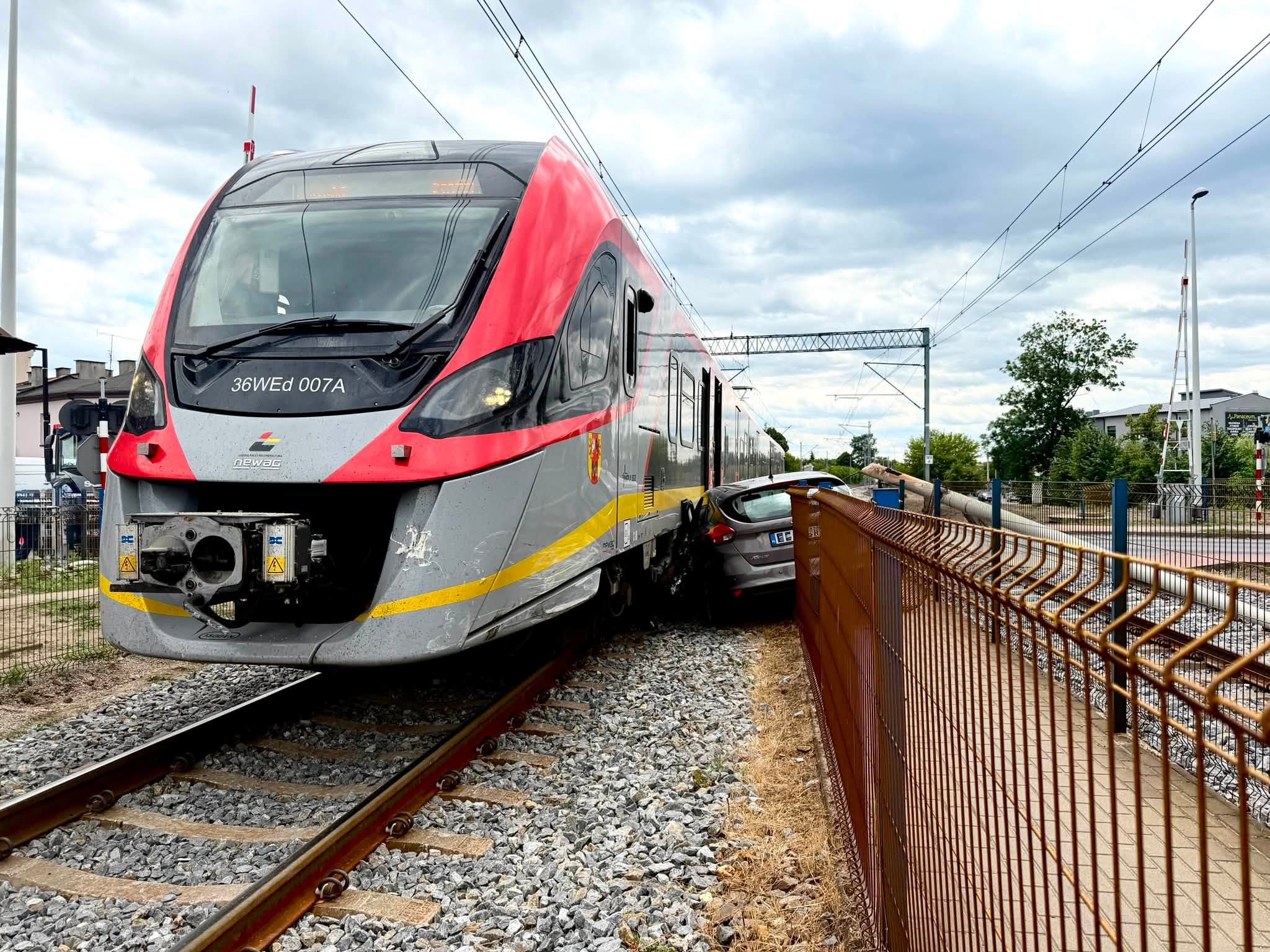 Samochód wjechał pod pociąg relacji Częstochowa – Piotrków Trybunalski w Radomsku