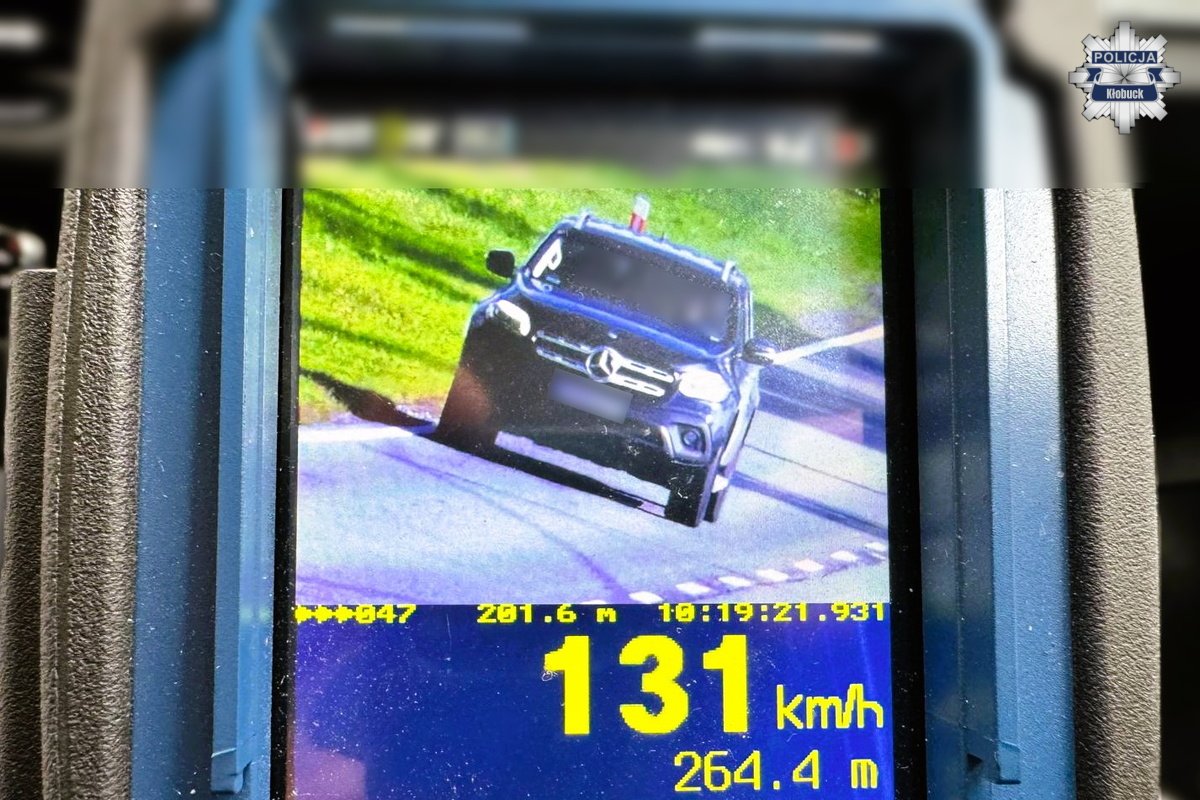 Kierowca Mercedesa pędził 131 km/h w Parzymiechach. Stracił prawo jazdy