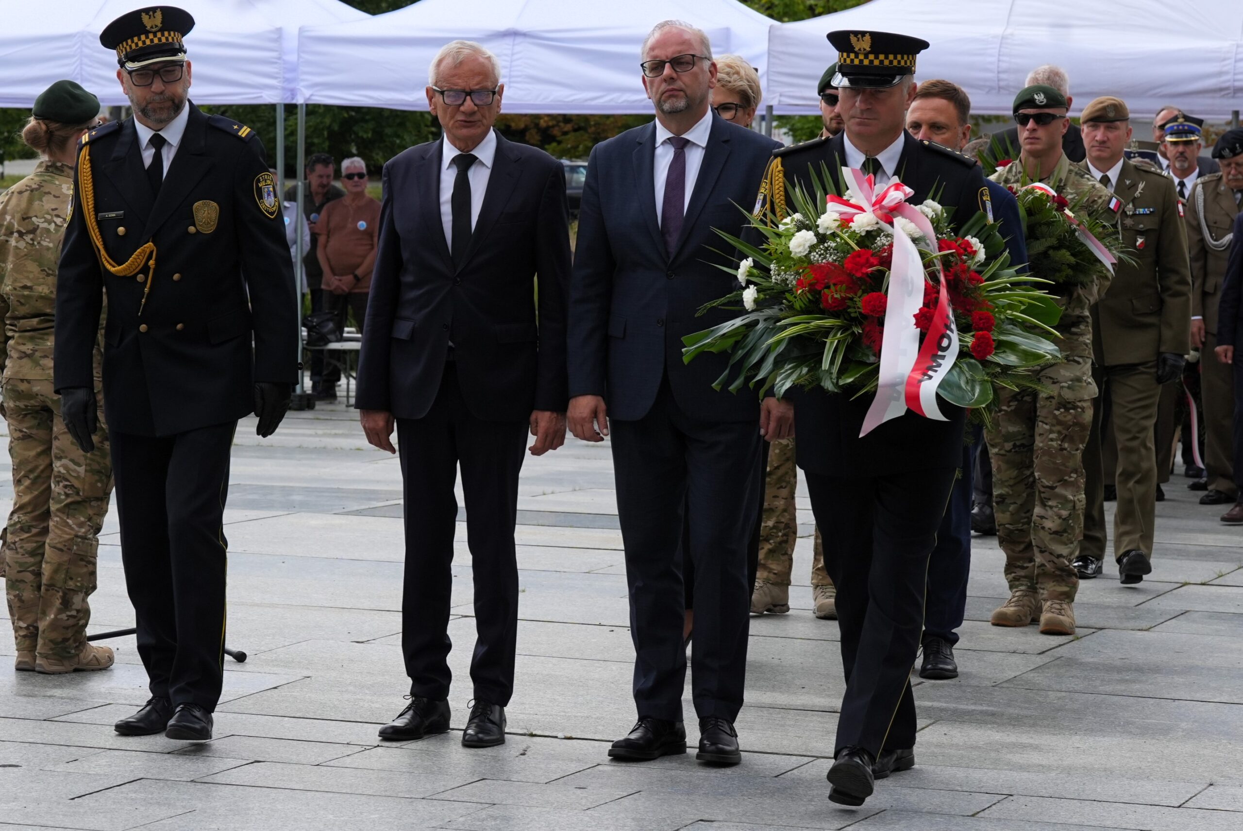 Strażnicy miejscy podczas miejskich obchodów rocznicowych