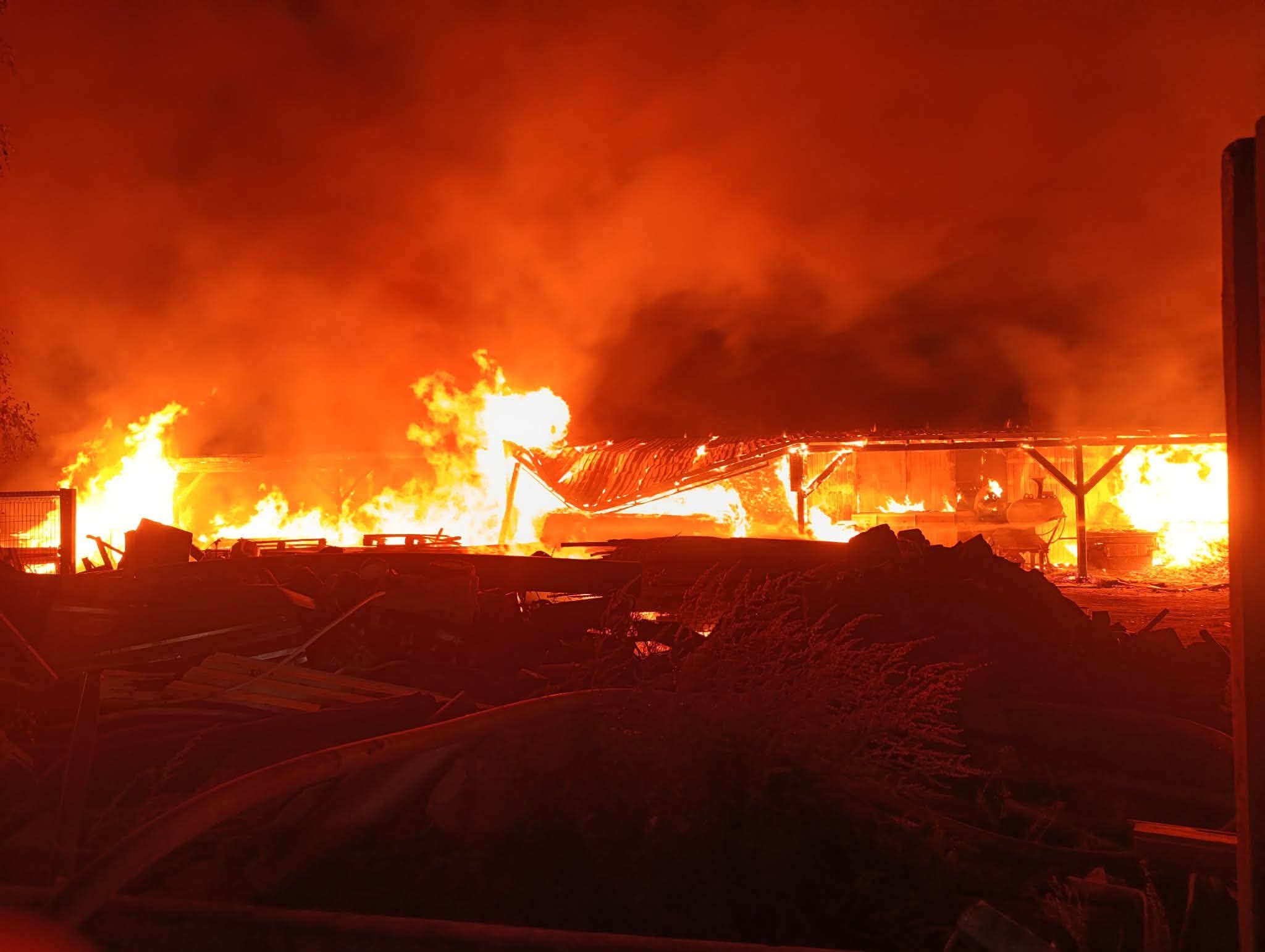 Pożar kompleksu budynków w Lgocie Błotnej. W akcji 9 zastępów straży
